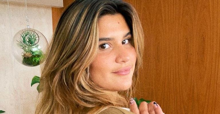 Na Bahia, filha gata de Flávia Alessandra exibe corpaço de costas com biquíni fio: ”Que bumbum!”