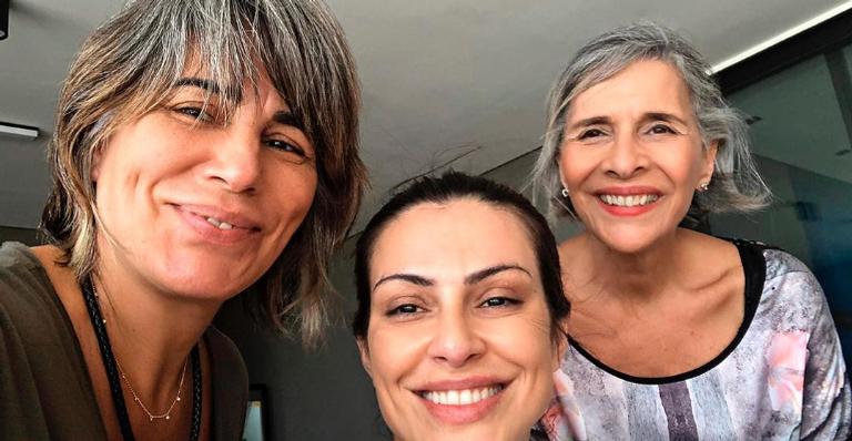 Glória Pires surge sorridente ao lado de Cleo Pires e a mãe de seu novo genro, Nanci Moraes