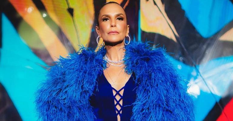 Ivete Sangalo arrasa com look azul justinho no ‘Música Boa Ao Vivo’