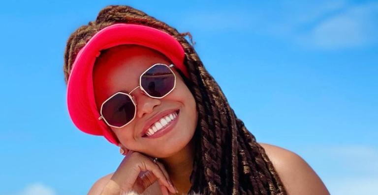 Jeniffer Nascimento surge deslumbrante em cenário paradisíaco de Fernando de Noronha
