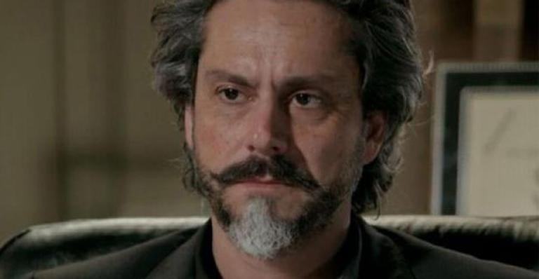 José Alfredo revela segredo e deixa família surpresa em ‘Império’