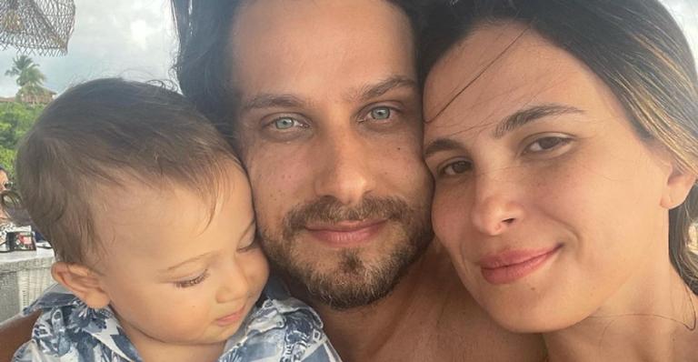 Kamilla Salgado surge curtindo praia na companhia da família