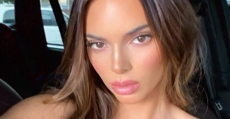 Kendall Jenner dispensa roupa e posa só de toalha em clique matinal: ”Gata”