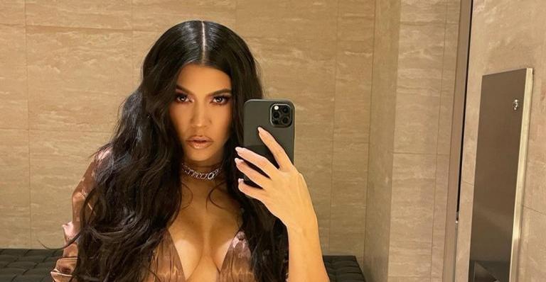 Kourtney Kardashian exibe curvas esculturais em clique poderoso de maiô: ”Autocuidado”