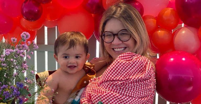 Marília Mendonça se derrete ao flagrar o filho, Léo, cantando: ”Meu bebê está crescendo”