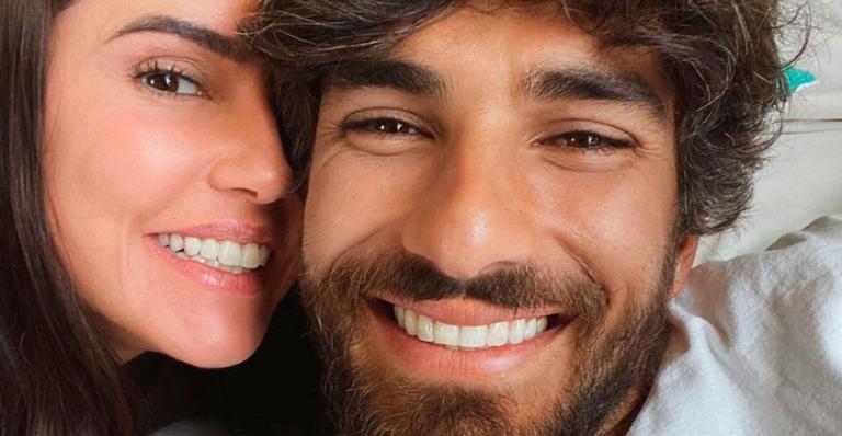 Na piscina, Deborah Secco dá beijão em Hugo Moura e se declara: ”Tenho você para me esquentar”