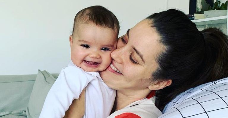 Ao lado do noivo, Nathalia Dill celebra 7 meses de Eva com bolo decorado e web se derrete