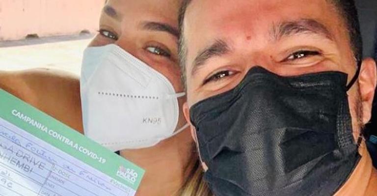 Priscila Fantin e Bruno Lopes são vacinados contra Covid-19: ”Momento histórico e marcante”