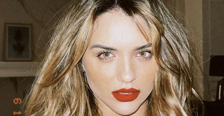 Rafa Kalimann sensualiza no chão e exibe corpaço escultural com look transparente: ”Monumento”