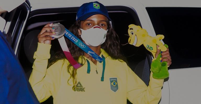 Exibindo a medalha de prata, Rayssa Leal desembarca em São Paulo