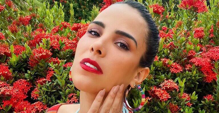 Wanessa Camargo surge arrasadora em vestido branco todo aberto