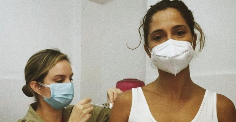 Camila Pitanga toma segunda dose da vacina contra a Covid-19: ”Momento importante”