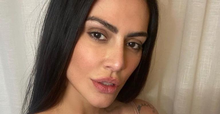Cleo exibe clique de biquíni fininho e rouba a cena com corpão escultural: ”Gata”
