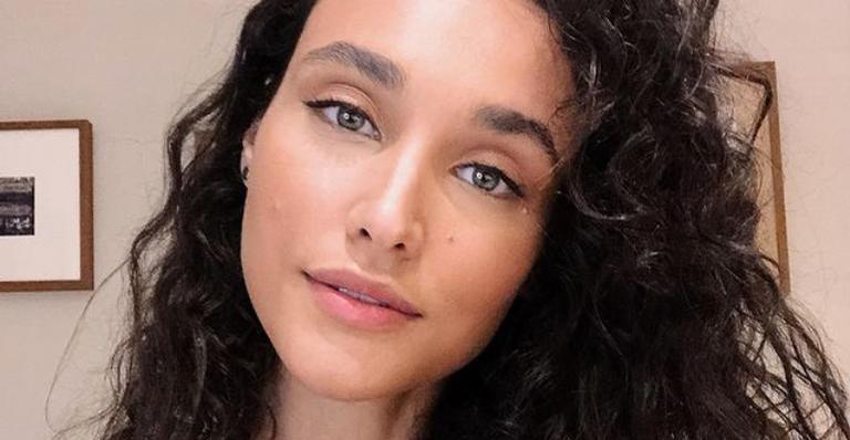 Débora Nascimento exibe sorriso espontâneo em cliques artísticos e reflete: ”Minha natureza”