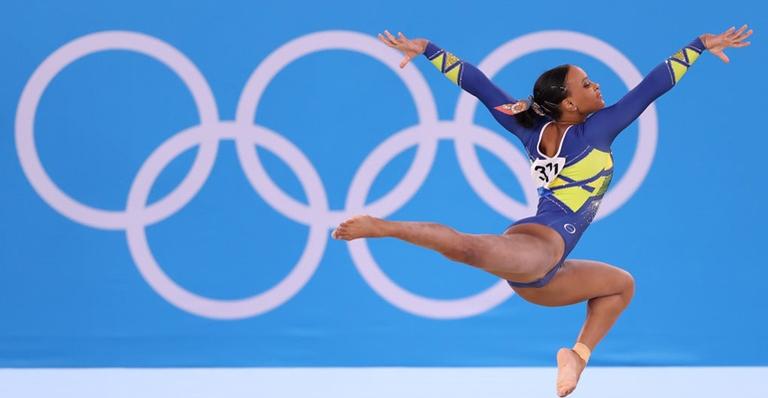 Aos 22 anos, Rebeca Andrade conquista prata na ginástica e web vai à loucura