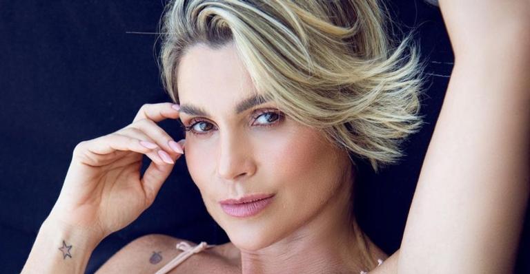 Na Amazônia, Flávia Alessandra ostenta corpaço com maiô bem cavado em barco: ”Obra de arte”
