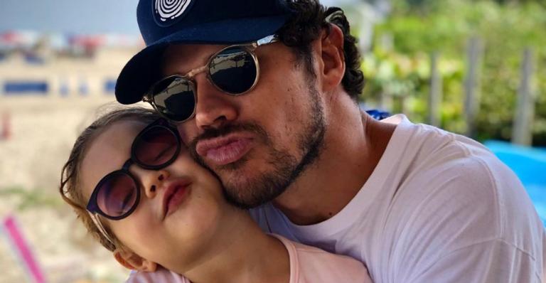 José Loreto surge cantando ao lado da filha, Bella e derrete fãs: ”Coisa linda!”
