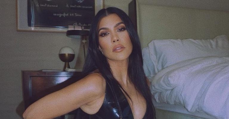 De biquíni fio-dental, Kourtney Kardashian posa belíssima para sequência quente: ”Perfeita”