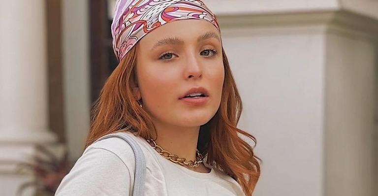 Belíssima, Larissa Manoela empina o bumbum e se exibe com vestido curto e recortado: ”Corpão!”