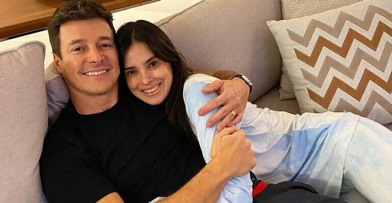 Rodrigo Faro flagra look de inverno de Vera Viel e brinca: ”Elegante e sensual”