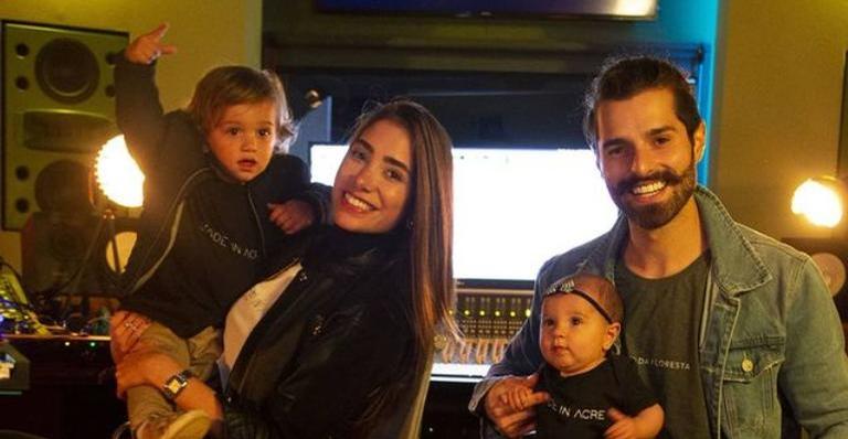 Romana Novais surge com a família e brinca: ”Aqueles 3 segundos que Ravi está a fim de tirar foto”