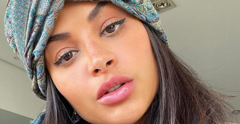 Aline Riscado ensina formas de como amarrar turbante com facilidade e estilo