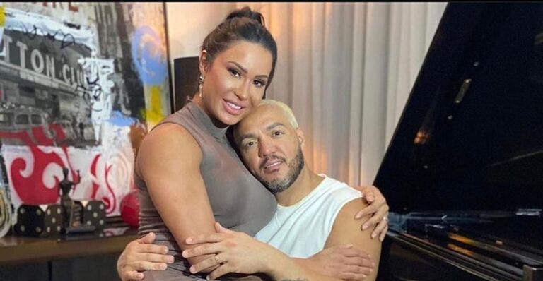De roupa de banho, Belo e Gracyanne Barbosa exibem corpos treinados e impressionam