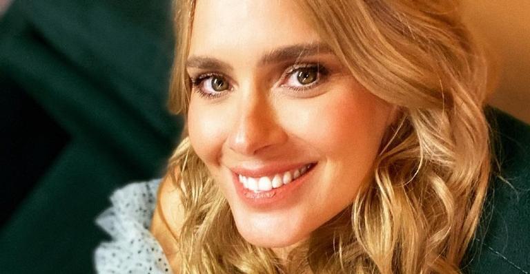 De vestido branco, Carolina Dieckmann posa para belíssimas fotos na natureza