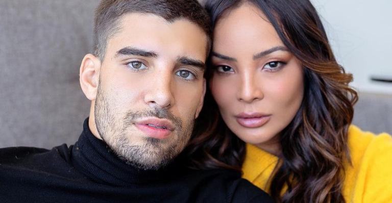 Com ajuda do marido, Carol Nakamura constrói casinha para o cachorro e encanta web