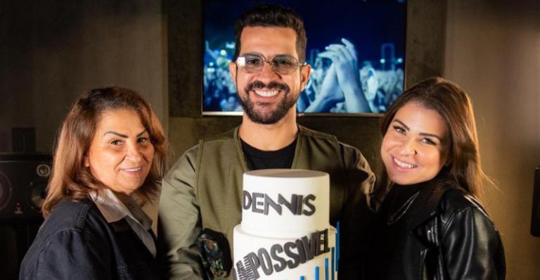 Dennis DJ recebe surpresa emocionante da mãe e da filha no dia de seu aniversário