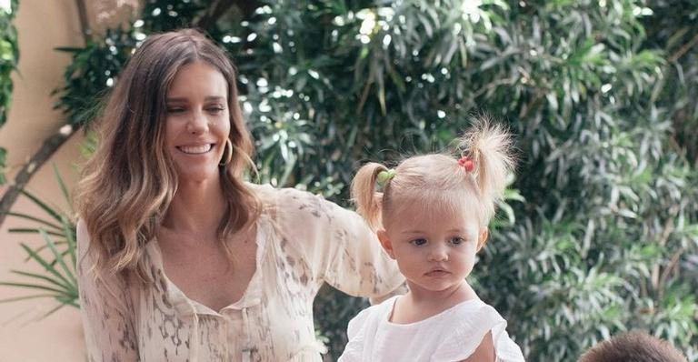 Fernanda Lima posta vídeo fazendo yoga e sua filha de 1 ano rouba a cena
