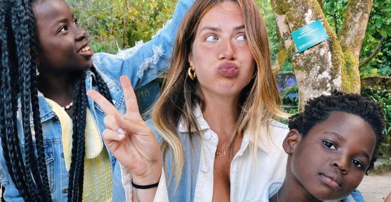 Giovanna Ewbank aproveita dia na praia na companhia dos filhos, Titi e Bless