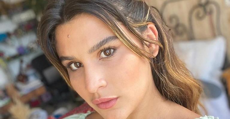 Giulia Costa ostenta curvas com biquíni cavado em cenário paradisíaco na Bahia: ”Sereia”