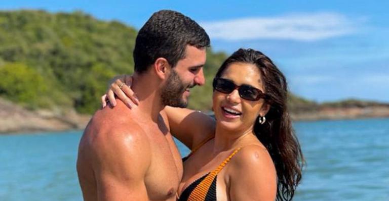 Gizelly Bicalho celebra mais um mês de namoro com registros românticos e fãs se derretem