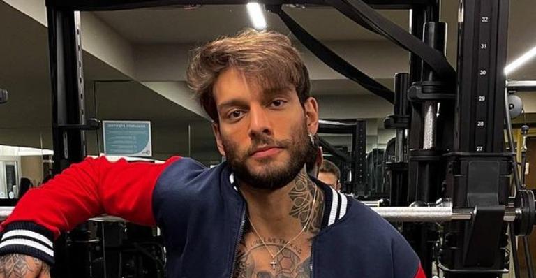 Lucas Lucco adota cachorrinho de rua e manda recado para Lorena Carvalho: ”Não me mata”