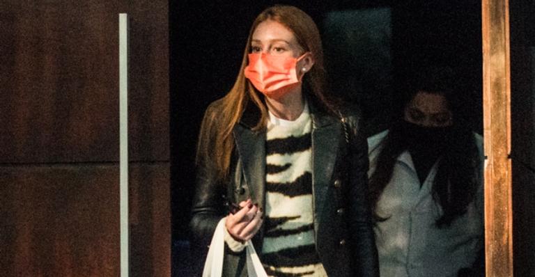 De chinelo, Marina Ruy Barbosa é flagrada deixando salão de beleza com bolsa grifada de R$43 mil