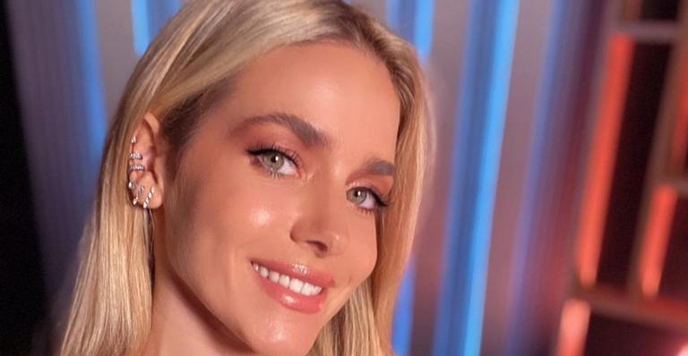 Monique Alfradique se emociona ao receber vacina contra a covid-19: ”Um misto de sentimentos”