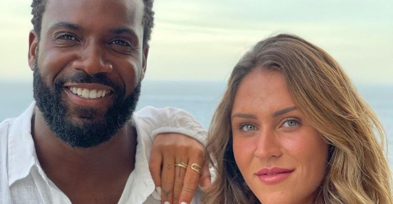 Rafael Zulu exibe o barrigão da namorada e faz declaração: ”É meu amor”