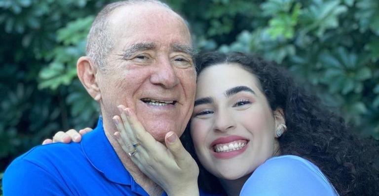 Renato Aragão relembra clique fofo ao lado da filha, Lívian: ”Muito amor!”