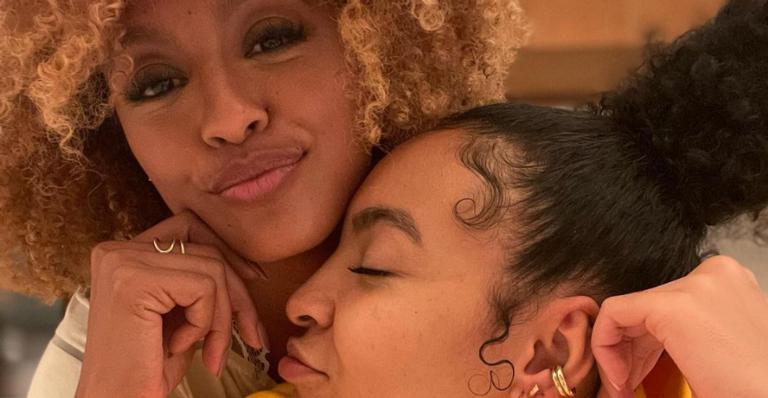 Sheron Menezzes surge coladinha com a irmã, Sol e se derrete: ”Minha pequena linda”
