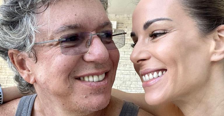 Ana Furtado e Boninho aproveitam dia ensolarado com drinks: ”Um brinde ao aqui e agora”