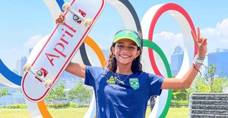Rayssa Leal mostra detalhes da medalha de prata que conquistou na Olimpíada de Tóquio
