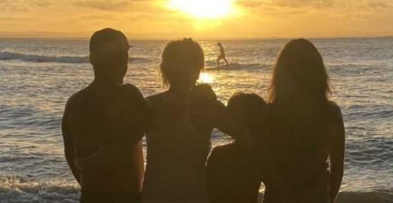 Na Bahia, Ana Maria Braga publica foto com a família de tirar o fôlego: ”Férias”