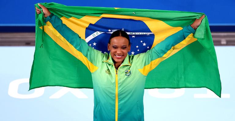 Famosos se emocionam e celebram a medalha de ouro de Rebeca Andrade