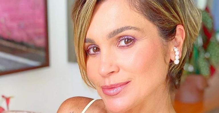 Flávia Alessandra posa com maiô cavadíssimo e impressiona: ”Espetacular”