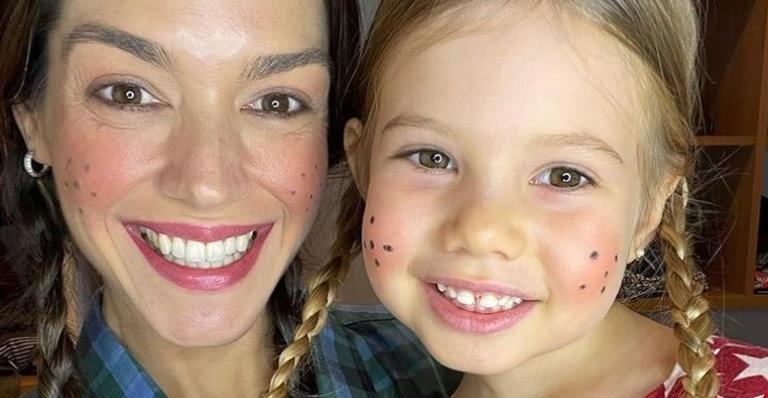 Thais Fersoza posta clique de caipira com a filha, Melinda, e se declara: ”Meu raio de sol”