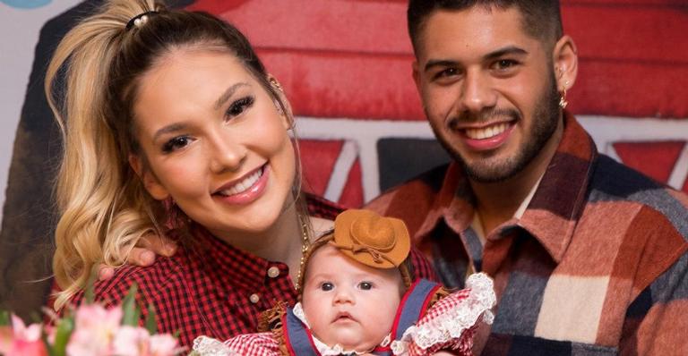 Virginia Fonseca e Zé Felipe compartilham cliques do mesversário da filha, Maria Alice: “A família mais linda!”
