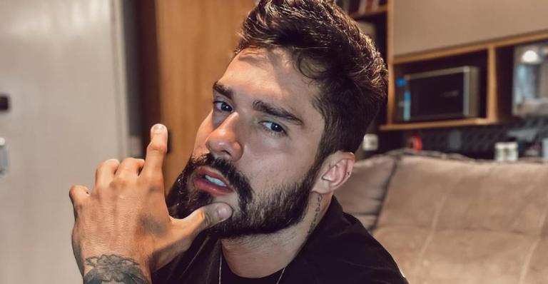 Adeus topete! Bil Araújo surge de cabeça raspada e fãs babam: ”Carinha de bad boy”