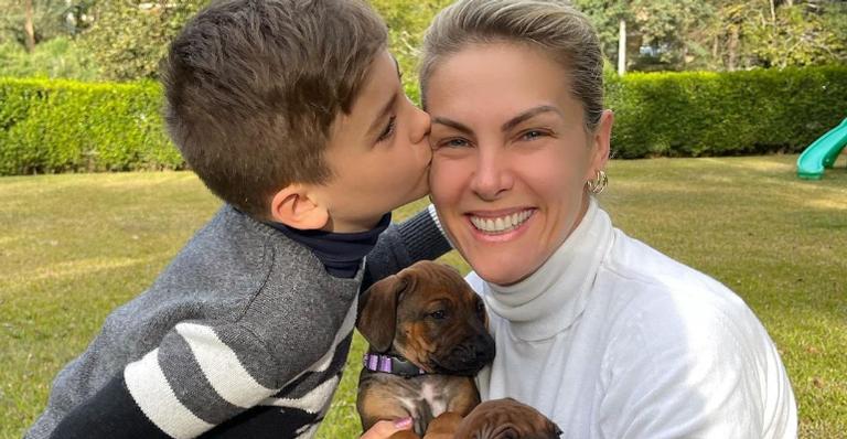 Ana Hickmann encanta ao postar fotos do filho com os cachorrinhos da família: ”Muito amor”
