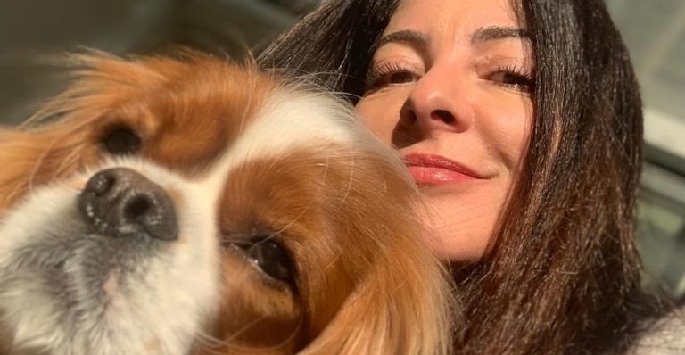 Ana Paula Padrão recebe visita do cachorrinho durante gravações do ‘Master Chef’: ”Fiéis demais”